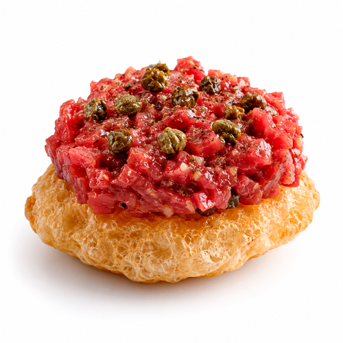 Steak tartar de solomillo sobre airbag de corteza de cerdo, elaborado con el aliño profesional Kondimentum